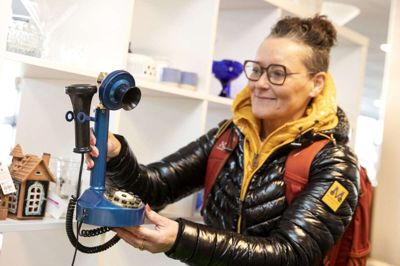 Hov! Nu så jeg lige den telefon her. Maria Olterbech går altid efter tøj og sko som det første, når hun besøger genbrugsbutikkerne, men denne blå sag her i Røde Kors-butikken på Absalonsvej fangede hendes blik og kom med hjem. Foto: Tom Laursen