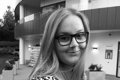 18-årige Sofie Fjord Mørup fra Lind bruger det at skrive som en ventil, når hun tænker for meget over tingene. Nu er nogle af hendes tanker blevet hædret som årets kronik i den landsdækkende skrivekonkurrrence Unge Ord. Foto: Privatfoto