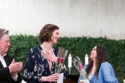 De to vindere: Berte Wiggers Lyneborg (t.v.), klassisk sang, og Michelle Reginales Nielsen, musicalsang. Til venstre ses pianist og dommer Ulrich Stærk. Foto: Tom Laursen