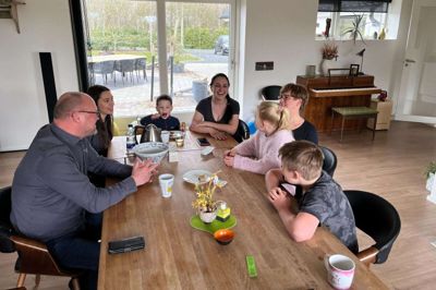 Det er blevet til mange gode samtaler ved det store spisebord i stuen i Aulum. Normalt ville Familie Andersens ældste datter, Frederikke, også være med, men hun var ikke hjemme, da billedet blev taget. Foto: Tobias Tange Jepsen