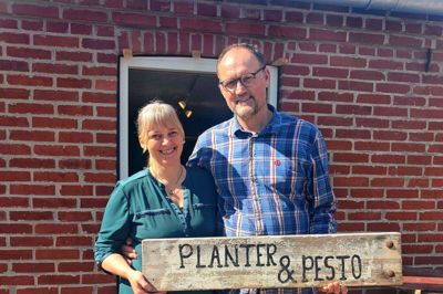 Susanne Bæk Jakobsen har fået stor hjælp af ægtemanden Hans Uhd Jakobsen. Skærtorsdag sætter de for første gang skiltet med »Planter og Pesto« op til vejen og byder kunder - og nysgerrige - indenfor i den lille gårdbutik. - Foto: Mette Christensen.