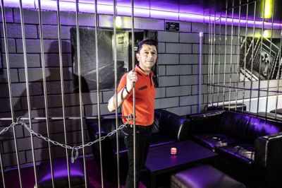 Der er ingen tvivl om, at der nok skal blive taget mange selfies i Secil Süzmes bar, »Fængsel Bar Café«, i den vestlige ende af gågaden. Man kan både lade sig fotografere bag tremmer eller sammen med en af de berygtede forbrydere, der hænger som store plakater på væggene, for eksempel seriemorderen Ted Bundy, lederen af et internationalt narkotika-kartel »El Chapo« eller den colombianske narkobaron Pablo Escobar. Foto: Tom Laursen