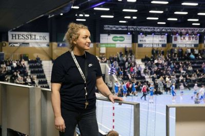Louise Villadsen, formand for Herning Forenede Håndboldklubbers Forældreforening, glæder sig over, at det igen i år var muligt at holde påskecup i Sportscenter Herning efter to coronaplagede år. Foto: Malene Tswai