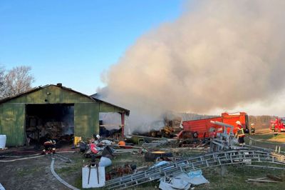 Søndag måtte Brand & Redning MidtVest kæmpe med at slukke brand i to ladebygninger på Sandfærvej ved Vind. Som man kan se udviklede branden en hel del røg. Foto: Brand & Redning MidtVest