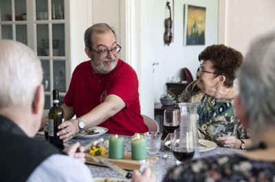 Beredvilligt bød sognepræst Jens Borg Spliid indenfor - ikke bare på påskemiddag med lammekoteletter, bitre urter og bagte rodfrugter. Der var også vin til maden og påskepyntet på det festlige påskebord. Foto: Malene Tswai