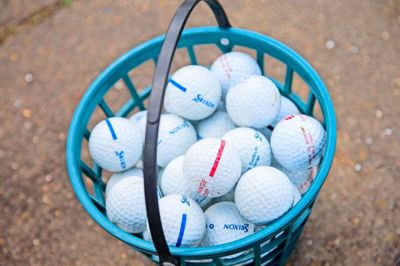 På søndag er det en blandet fornøjelse at være golfbold, når klubberne i både Ikast og Brande inviterer alle interesserede til Golfens Dag.