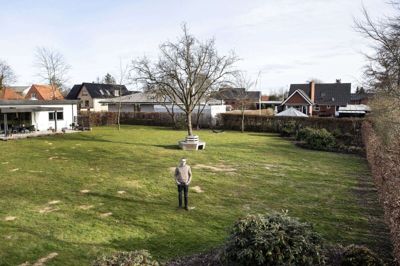Mikkel Sørensen i sin baghave, han gerne vil udstykke og opføre et dobbelthus på. Planklage-nævnet har i første omgang underkendt Herning Kommunes afvisning af Mikkel Sørensens ansøgning. Men kommunen og politikerne har mulighed for helt at forbyde Mikkel Sørensens byggeplaner. Foto: Tom Laursen