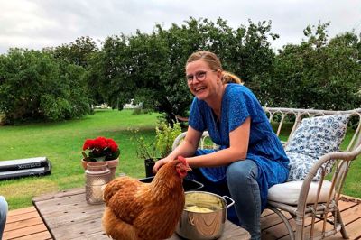 Lene Bæk nyder sit nye liv på Samsø, hvor hun siden 2003 har holdt ferie med familien. Nu bor hun med mand og børn i en privatbolig på Klitgård Camping, hvor de har fået både høns og hund.