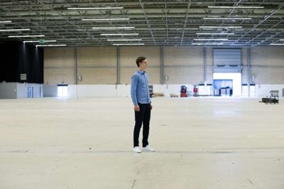 Da Folkebladet var forbi lige inden påske, var forvandlingen af messehallerne så småt begyndt. I weekenden vil man blandt andet kunne opleve en stor scene i denne hal, som også vil være fyldt med gamere og gear. Foto: Malene Tswai