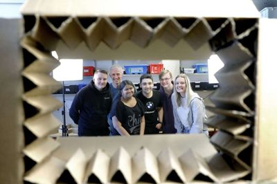 Fra venstre er det Sebastian Brandt Andreasen, lærer Bo Fomsgaard, Jessica Thuraiaeyah, Bleend Ramadan Mahmoud, Asbjørn Haahr Ejsing og Zascha Ørgaard Hansen. Eleverne er alle en del af holdet Team Butterfly fra Brændgårdskolen, som har været med i Lego League, hvor de blandt andet er kommet med en idé til at mindske plastik- og emballageforbruget i transportbranchen. Foto: Henrik Ole Jensen