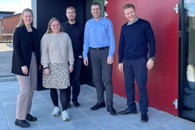 På billedet ses fra venstre de tre studerende Michelle Mortensen, Simone Thomassen og Rasmus Buchholt samt Vestjysk Banks konceptdirektør, Per Skaaning, og bankens ungdomschef, Dan Damgaard Rasmussen. FOTO: PR-FOTO