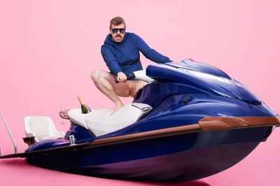 Der er masser at lave i Herning i weekenden. Du kan blandt andet opleve komikeren Tobias Dybvad med sit fjerde one-man show "Levemand" lørdag aften. PR-foto