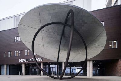 Olafur Eliassons skulptur »Det lyttende spejl« er netop blevet overdraget til Regions-hospitalet Gødstrup. Foto: Pr-foto