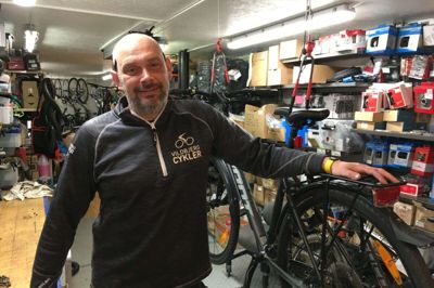 Cykelhandler Jacob Thomsen hos Vildbjerg Cykler anbefaler at vælge elcyklen frem for bilen, hvis gerne man vil spare penge. Foto: Mathias Guldberg