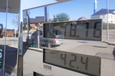 14 kroner og 59 øre for en liter diesel. Det var prisen torsdag formiddag hos OK-tanken på Viborgvej i Herning. En liter benzin kostede 40 øre mere. Priserne på brændstof har rettet sig en smule. Ved indgangen til april kostede en liter brændstof en krone mere for hver liter. Foto: Jesper Wind