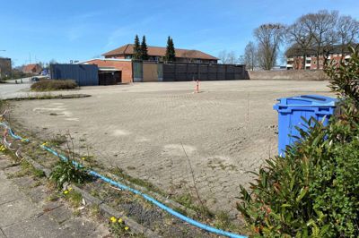 Garageanlæggene på Knudsvej 9 på Holtbjerg har stået tomme, siden Arriva stoppede med at køre bybusser i Herning. Nu vil en ejendomsudvikler bygge boliger på grunden. Foto: Kenneth Meinby Sørensen