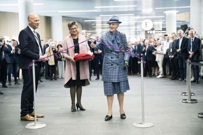 Ida Götke agerede senest "toastmaster" ved dronningens besøg til den officielle indvielse af Regionshospitalet Gødstrup, hvor hun også fik æren af at overrække saksen, som skulle bruges til snoreklippet. Foto: Malene Tswai