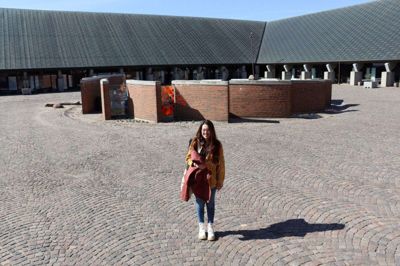 Til sommer afslutter 18-årige Theresa Almind sin tid på Ikast-Brande Gymnasium. Hun går på læseferie mandag. Efter sommer er målet at komme ind på International Business-studiet på CBS i København. Et forløb på ATU-linjen har rustet hende til et kommende studie. - Det har givet en god idé om, hvordan universitetet er, siger hun. Foto: Michael Holmgaard Christiansen