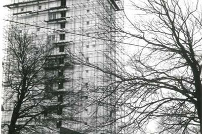 Der er ikke den store forskel på 1961/62 og 2021/22 - stilladser og byggekraner præger skyline i Birk. Billedet er taget inden indvielsen af højskolen for 60 år siden. Foto: Lokalhistorisk Arkiv Herning