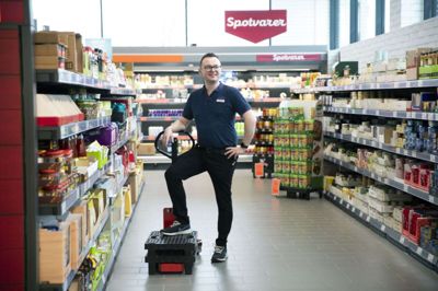 Michael Hitlev er havnet på rette hylde som butikschef hos Aldi i Lind.- Jeg vil bare gerne være i denne branche og blive i den, men jeg sigter efter at arbejde mig videre op ad karrierestigen. Jeg vil på længere sigt gerne være leder eller chef i retailbranchen, siger han. Foto: Malene Tswai