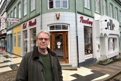 Indgangsdøren til slagterbutikken har vicedirektør Allan Leth Frandsen fragtet fra Herning til Aarhus. - Og den kunne ikke være i bilen, så jeg kørte med bagsmækken åben i minus 80 grader og med varmen på fuld tryk, fortæller han. Foto: Marianne R. Eskildsen