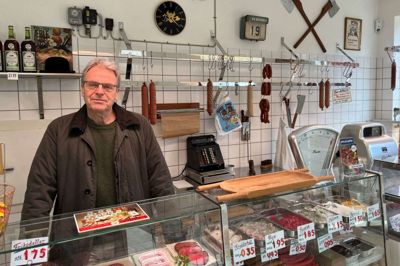 Hvad skulle det være? Nej, Allan Leth Frandsen har ikke skiftet erhverv fra vicedirektør til slagter, men han står bag 1970’er-bydelen i Den Gamle By i Aarhus, hvor slagterbutikken er indrettet med en del interiør fra Slagter Bessmann, der lå i Odensegade i Herning. Foto: Marianne R. Eskildsen