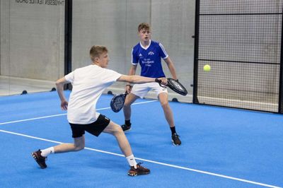 Mathias Ravn og Simon Hansen har været med til at bygge Padel World og fandt det morsomt nu at spille i hallen. Foto: Tom Laursen