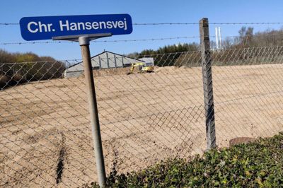 Nye boliger kan skyde op på en del af grunden, hvor Videbæk Maskinfabrik engang lå. Hallen i baggrunden kan blive et nyt sted til kulturlle formål. Foto: Jens Kristian Lynderup