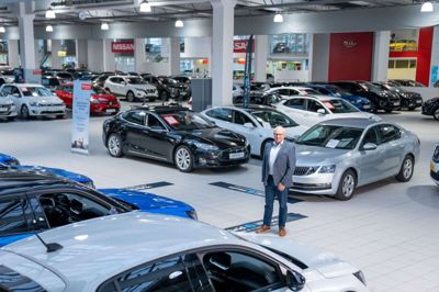 Bjarne Nielsen og Nielsen Car Group, som han selv er grundlægger af, har leveret rekorder på både top- og bundlinje. Der bliver dog ikke trykket på bremsen af den grund, fortæller direktøren. Foto: Nielsen Car Group