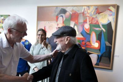 Udstillingen i anledning af Arne Haugen Sørensens 90-årsfødselsdag blev åbnet med taler af blandt andre kunstpavillonens formand, Erling Damgaard, som roste de frivilliges indsats. Foto: Tom Laursen