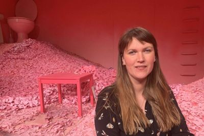Dramatiker Jeanette Munzert har skrevet forestillingen »Mombie«, der finder sted i et meget lyserødt univers. Foto: Pr-foto