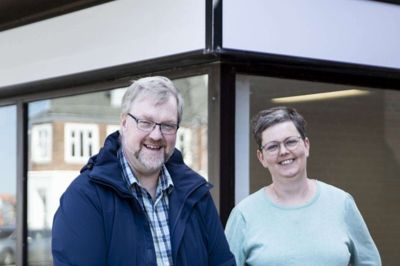 Journalist Mette Christensen og egnsredaktør Jens Kristian Lynderup flytter onsdag kontor og arbejdsplads i Videbæk. Efter næsten 30 år i Bredgade kan læserne fremover møde Herning Folkeblad, Dit Videbæk og Videbæk-Spjald Avis i Søndergade. Foto: Malene Tswai