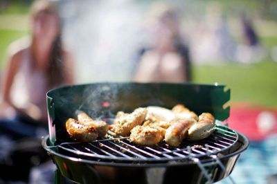 Er dine grillriste meget beskidte, og er det svært at få dem rene, har Søren Nielsen, der er sælger hos grillproducenten Char-Broil, et godt tip. - Smør ristene godt ind i brun sæbe, og læg dem i en pose i en uge. Tag dem ud af posen, vask dem med vand og sæbe, og tør dem herefter grundigt af for vand. foto: Rolf Vennenbernd/Ritzau Scanpix