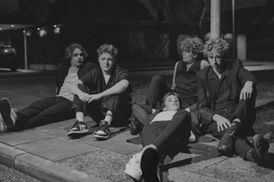 Rune May, Peter Moulvad, Albert Ellebæk, Mikkel Gormsen og Mads Rasmussen udgør Drengestreger, der her er fotograferet på en villavej ved Herning Gymnasium. Foto: Jannick Boerlum