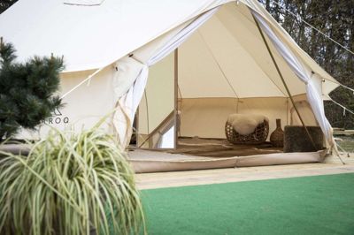 Et telt med dobbeltseng og mulighed for opredning til to mere, tæpper på gulvet, lille køleskab, indlagt lys og egen parkeringsplads. Sådan kommer luksus-teltene på Sunds Sø Camp til at se ud. Foto: Malene Tswai
