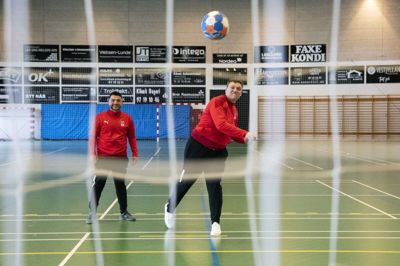 Emil Trillingsgaard og Marc Skou Nielsen er udtaget til OL for døve i herrehåndbold, og frem til 15. maj spiller de i Brasilien. I Kibæk kan der være omkring 300 publikummere til en kamp. I Brasilien skal de spille i en hal med 3000 tilskuere. foto: Malene Tswai