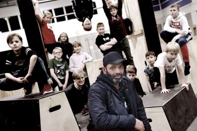Kevin King, daglig leder af terminalen, giver sig også tid til at undervise et hold i parkour. For tiden er parkour-banens redskaber flyttet ind til klatreklubben på grund af pladsmangel. Foto: Henrik Ole Jensen
