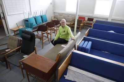Projektleder Peter Lund Hyldager viste i denne uge nogle af de effekter, som inden længe vil blive solgt på et rømningssalg på det gamle sygehus i Herning. På hylderne er en stribe klassiske designmøbler af blandt andre Hans J. Wegner og Børge Mogensen. Foto: Henrik Ole Jensen