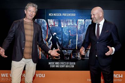 Musicalen i kongrescentret er endelig tilbage. Her hilser den administrerende direktør i MCH A/S, Georg Sørensen, på Anders Blichfeldt, der har hovedrollen i »We Will Rock You«. Foto: MCH/Tony Brøchner