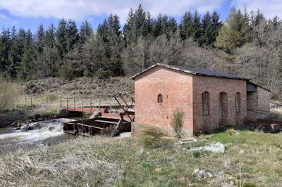 Bygningen til Skovbjerg Vandmølle er med støtte fra Museum Midtjylland genopført efter gamle tegninger og fotografier. Stemmeværket er stadig i brug og ålefiskeriet er godt på stedet. Foto: Jesper Wind