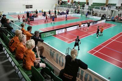 Den gamle opvisningshal i Sportscenter Herning har været brugt til mange ting gennem årene - her et floorball-stævne i 2022 - men nu skal det være en sandarena.