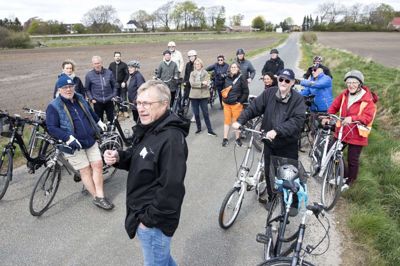 Museumsinspektør Martin Winther Olesen var guide, da 32 lokalhistorisk interesserede søndag var på arkæologisk cykeltur. Første stop var ved Agerskovvej i Hammerum, hvor arkæologer har fundet et tidligere voldsted. Foto: Tom Laursen