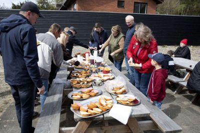Et dejligt stort og dansk tag-selv-bord, som skabte undren hos de mange ukrainere, der søndag var samlet på Harrild Hede. Foto: Tom Laursen