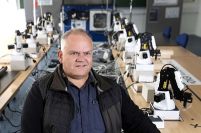 Torben Tambo er studieleder ved Aarhus Universitet i Herning, og han ser det som en vigtig del af en kandidatuddannelse, at de studerende får en reel forståelse for produktionsflowet i en virksomhed. Derfor har skolen flere værksteder, hvor man kan simulere en produktionslinje. Foto: Tom Laursen
