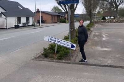 Der går en skillelinje på vejen, hvor Mette Fokinaite bor. Hun har fået melding om, at hun ikke er blevet optaget på gymnasiet i Herning, men det er derimod hendes klassekammerat, der også bor på Kirkepladsen Foto: privatfoto