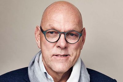 Finn Sten Jakobsen er lektor ved AU Herning, men har også sammen med sin kone skrevet en bog om netop konfliktløsninger på jobbet. Foto: PR-foto
