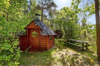 Det er dette fritidshus, som er blevet omdrejningspunkt for opmærksomhed på boligsiden boliga.dk, hvor den står til en rekordhøj kvadratmeterpris på ikke mindre end 1,5 millioner kroner. Foto: PR-foto