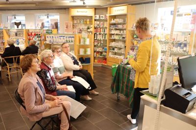 23 damer var onsdag aften til kvindeaften på Videbæk Apotek. En af dem var Else Marie Nielsen, der ses midt i billedet iført sorte bukser og hvid cardigan. Foto: Mette Christensen