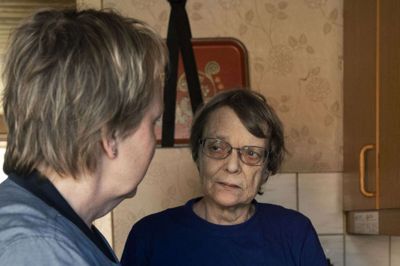 Birgit Petersen (t.h.) er en af de borgere, som modtager hjælp fra kommunen, og som har kunnet mærke en forandring på servicen i sommerferien. Heldigvis trådte flere ferieafløsere til, og nu håber formanden på ældreområdet, Henrik Engedahl (V), at kunne fastholde nogle af dem. Foto: Malene Tswai