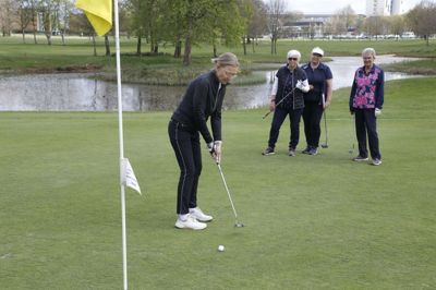 Tirsdagsdamerne har gennem 50 år mødtes på golfbanen ved Herning Golfklub. Det er en klub i klubben. Foto: Henrik Ole Jensen
